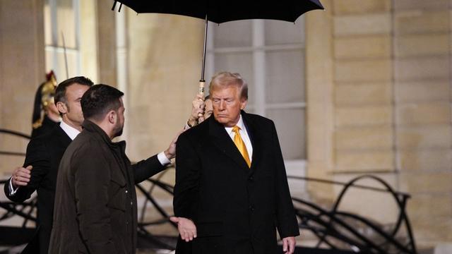 Donald Trump et Volodymyr Zelensky se sont rencontrés à Paris lors des célébrations pour la réouverture de Notre-Dame. [Hans Lucas via AFP - FREDERIC PETRY]