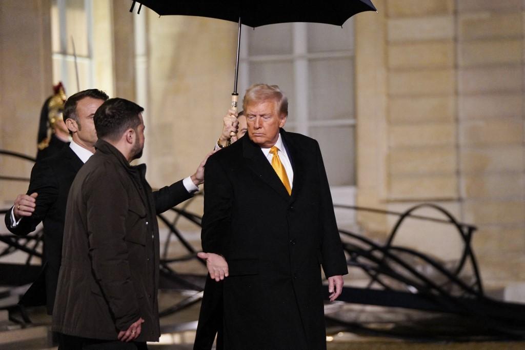 Donald Trump et Volodymyr Zelensky se sont rencontrés à Paris lors des célébrations pour la réouverture de Notre-Dame. [Hans Lucas via AFP - FREDERIC PETRY]