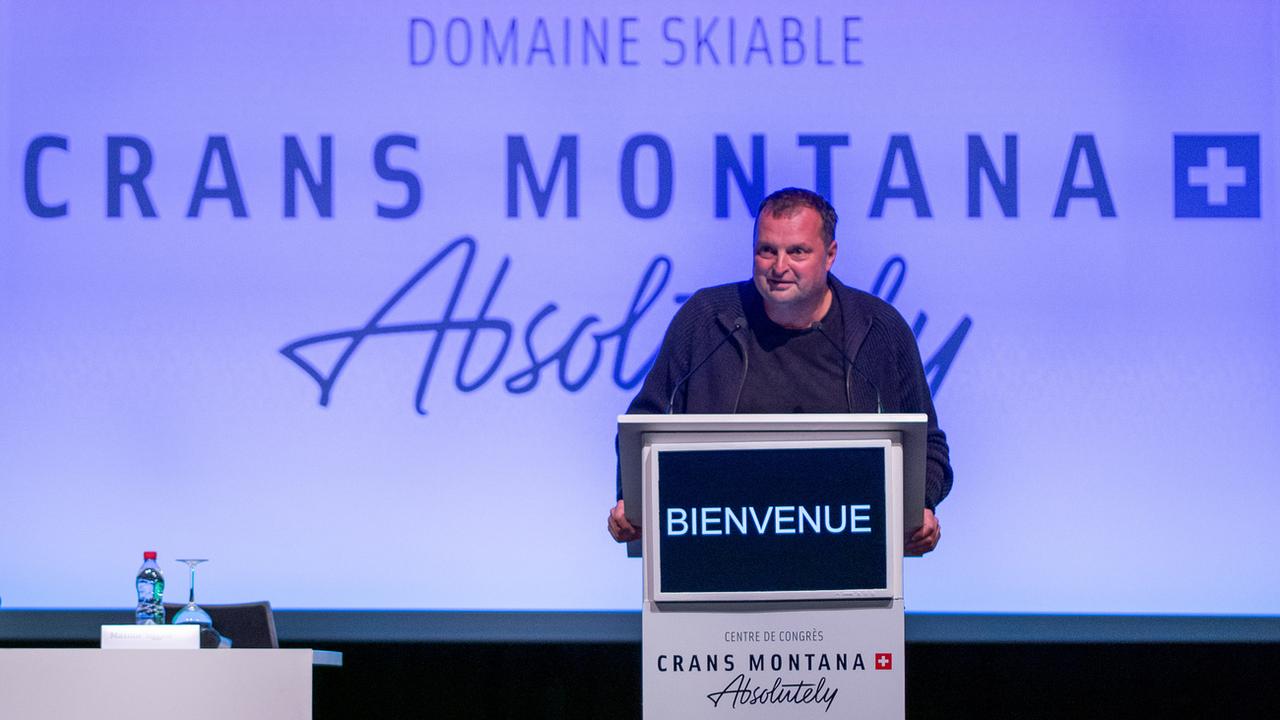 Radovan Vitek, promoteur immobilier tcheque et actionnaire majoritaire des remontees mecaniques de Crans Montana Aminona, s'exprime lors d'une seance d'informations avec les habitants du village sur le futur de CMA ce jeudi, 6 decembre 2018 a Crans Montana.(KEYSTONE/Maxime Schmid) [Keystone - Maxime Schmid]