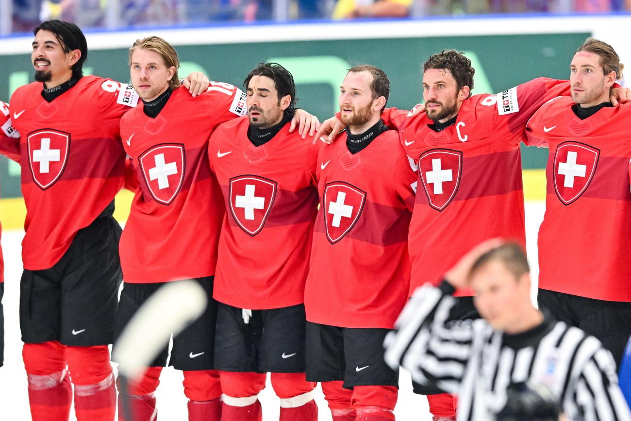 L'équipe de Suisse de hockey sur glace a notamment utilisé l'écusson national lors des championnats du monde en République tchèque. [KEYSTONE - LUKAS KABON]