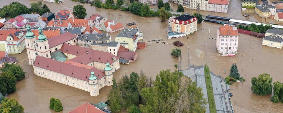 Vue aérienne de Klodzko, commune au sud-ouest de la Pologne, touchée par la tempête Boris. [EPA via KEYSTONE - Maciej Kulczynski]