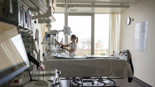 Le Centre propose une initiative fédérale pour freiner l'augmentation des coûts de la santé en Suisse. [KEYSTONE - CHRISTIAN BEUTLER]
