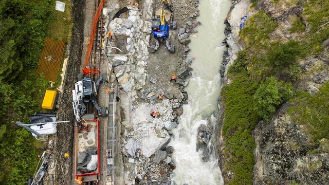 En travaux, le tronçon ferroviaire Viège-Täsch restera fermé au moins jusqu'à la mi-août. [Keystone]