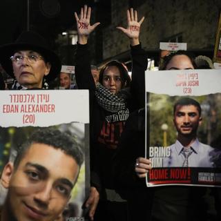 Des proches d'otages israéliens retenus à Gaza protestent au Parlement israélien. [Keystone - AP Photo/Ohad Zwigenberg]