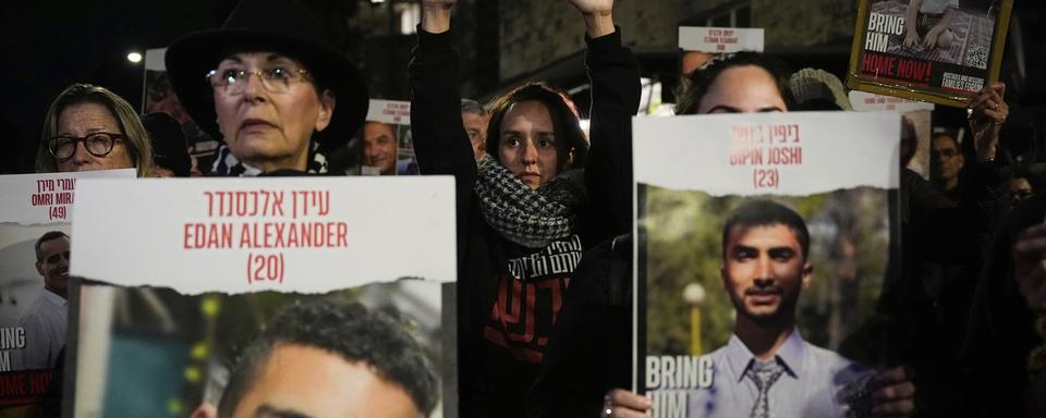 Des proches d'otages israéliens retenus à Gaza protestent au Parlement israélien. [Keystone - AP Photo/Ohad Zwigenberg]