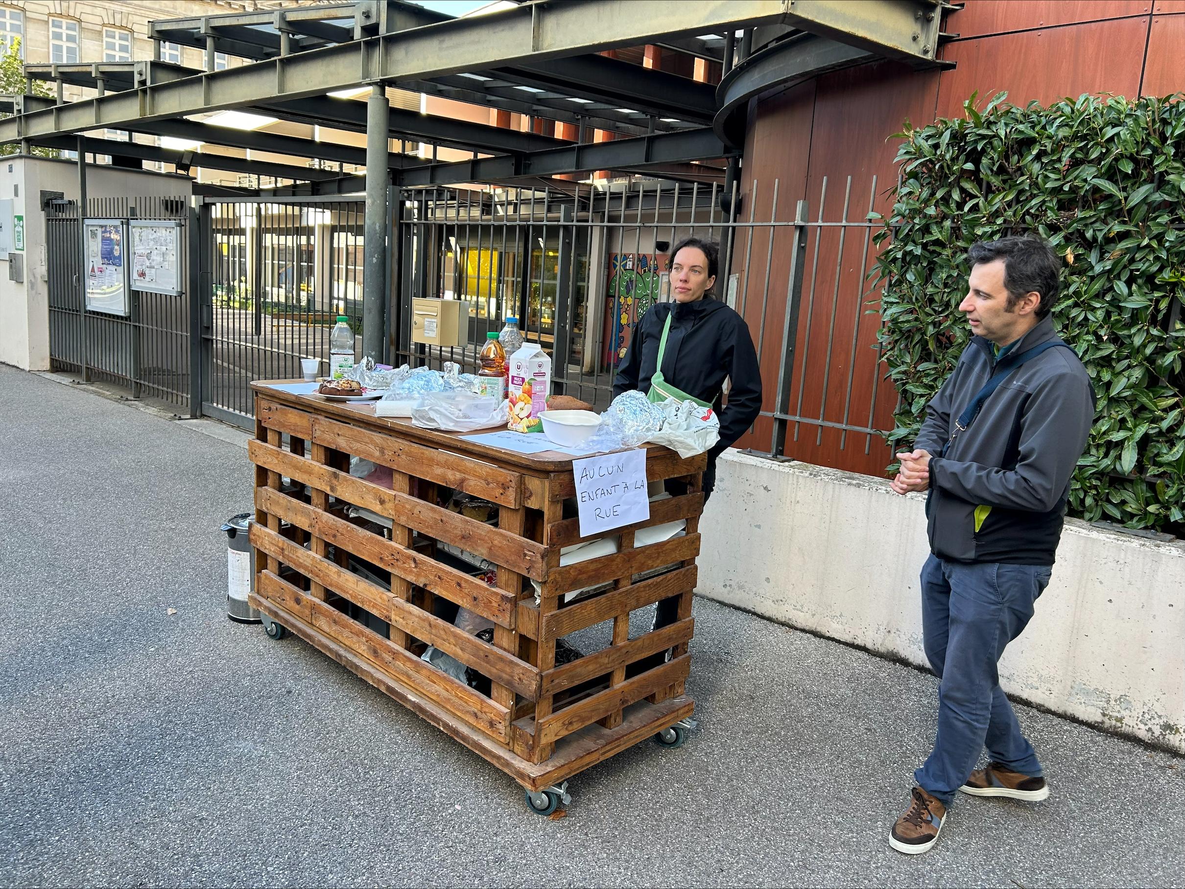 Face aux carences de l’aide d’Etat, la solidarité locale s’organise. [RTS]