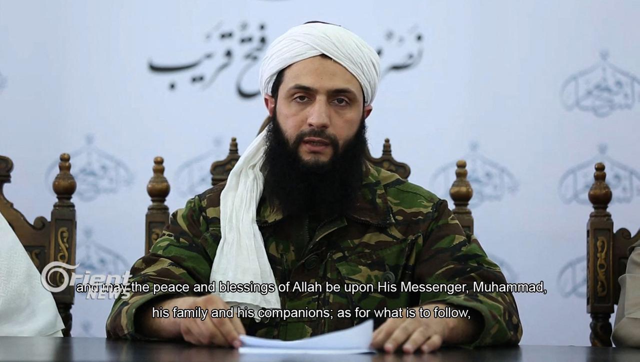 Une capture d'écran tirée d'une vidéo diffusée le 28 juillet 2016 montre Abou Mohammed al-Joulani prononçant un discours depuis un lieu tenu secret et montrant pour la toute première fois. son visage. [AFP - Orient News]