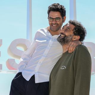 Jamel Debbouze et Ramzy Bedia au photocall de la série "Terminal" lors de Canneséries, le Festival international des séries télévisées, le 6 avril 2024. [AFP - Eric Dervaux]