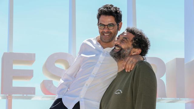 Jamel Debbouze et Ramzy Bedia au photocall de la série "Terminal" lors de Canneséries, le Festival international des séries télévisées, le 6 avril 2024. [AFP - Eric Dervaux]
