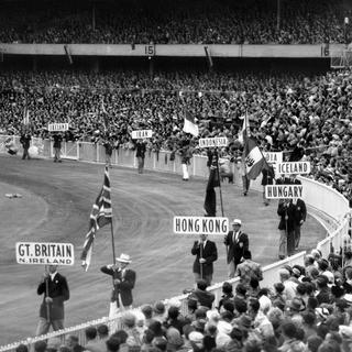 Parade des drapeaux des JO à Melbourne en 1956. [Keystone/Photopress-archiv - Str/AP]