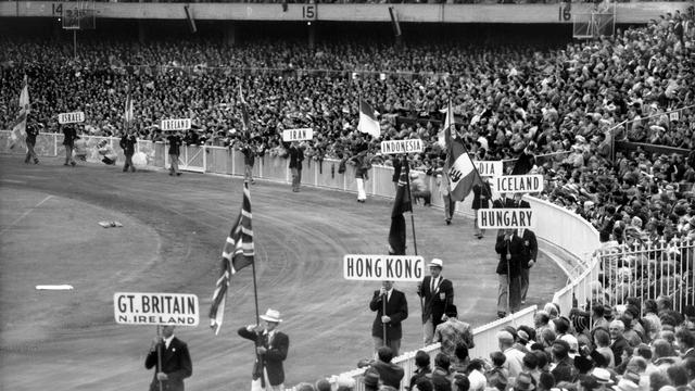 Parade des drapeaux des JO à Melbourne en 1956. [Keystone/Photopress-archiv - Str/AP]