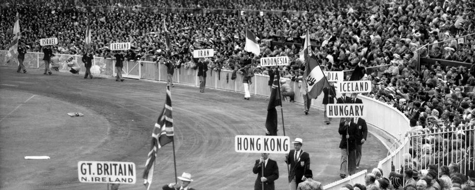 Parade des drapeaux des JO à Melbourne en 1956. [Keystone/Photopress-archiv - Str/AP]