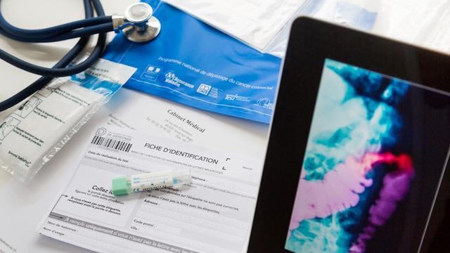 Des kits de dépistage du cancer colorectal. [Phanie via AFP - VOISIN]