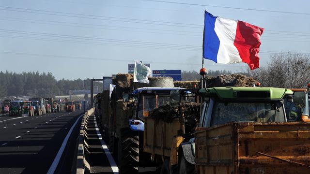 Les agriculteurs français ont rendu publique la liste de leurs revendications au gouvernement. [Keystone - EPA/Guillaume Horcajuelo]