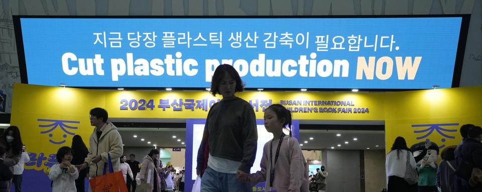 Plus de 170 pays négocient à Busan, dans le sud de la Corée du Sud, un traité mondial contre la pollution plastique. [KEYSTONE - AHN YOUNG-JOON]