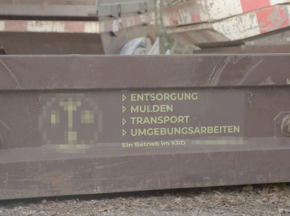 En plein milieu de la Suisse, des bennes d'une entreprise de traitement des déchets avec l'inscription du "Royaume d'Allemagne". [SRF]