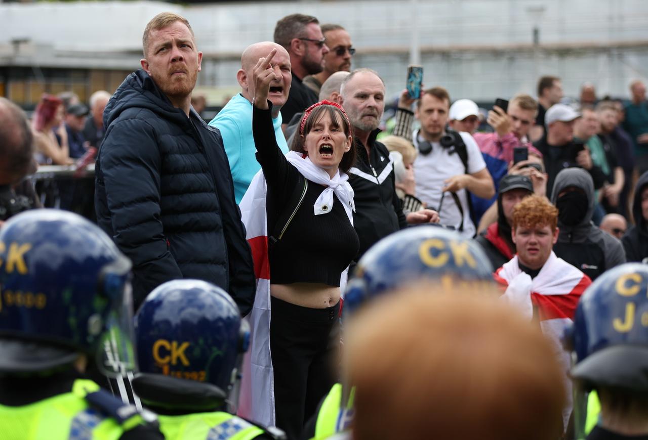 Des manifestations violentes organisées par des membres de groupes d'extrême droite ont éclaté dans toute la Grande-Bretagne. [KEYSTONE - STR]