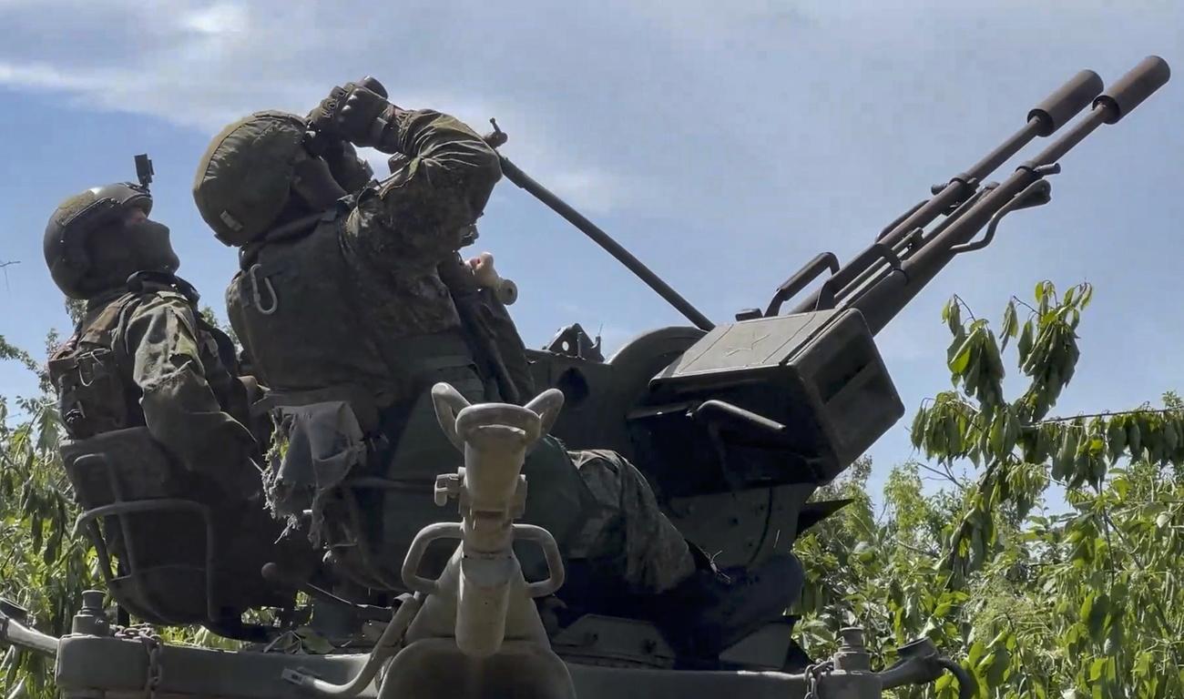 Des militaires russes d'une unité anti-aérienne dans la région de Donetsk, 21 juin 2024. (Image d'illustration) [KEYSTONE - RUSSIAN DEFENCE MINISTRY PRESS S]