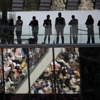 Le public d'un match de tennis masculin à Roland Garros. [Keystone/AP Photo - Christophe Ena]