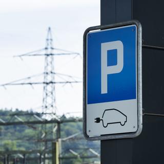 Le risque d’incendie d'une voiture électrique dans un parking souterrain est décuplé à cause d’une potentielle réaction en chaîne entre les batteries électriques des véhicules. [Keystone - Christian Beutler]