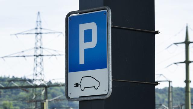 Le risque d’incendie d'une voiture électrique dans un parking souterrain est décuplé à cause d’une potentielle réaction en chaîne entre les batteries électriques des véhicules. [Keystone - Christian Beutler]