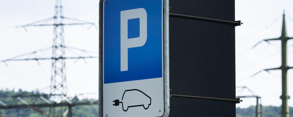 Le risque d’incendie d'une voiture électrique dans un parking souterrain est décuplé à cause d’une potentielle réaction en chaîne entre les batteries électriques des véhicules. [Keystone - Christian Beutler]