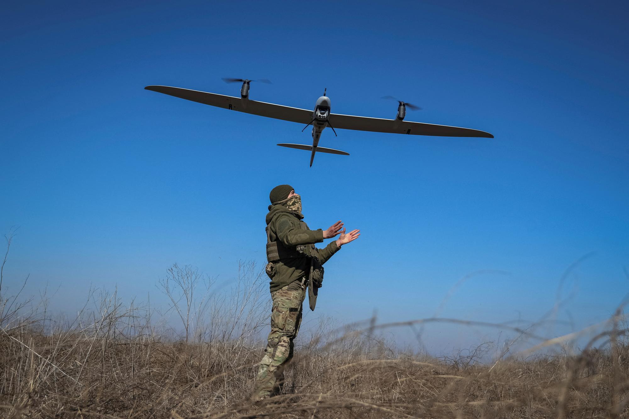 Un soldat ukrainien lance un drone de reconnaissance (image d'archives) [REUTERS - Oleksandr Ratushniak]