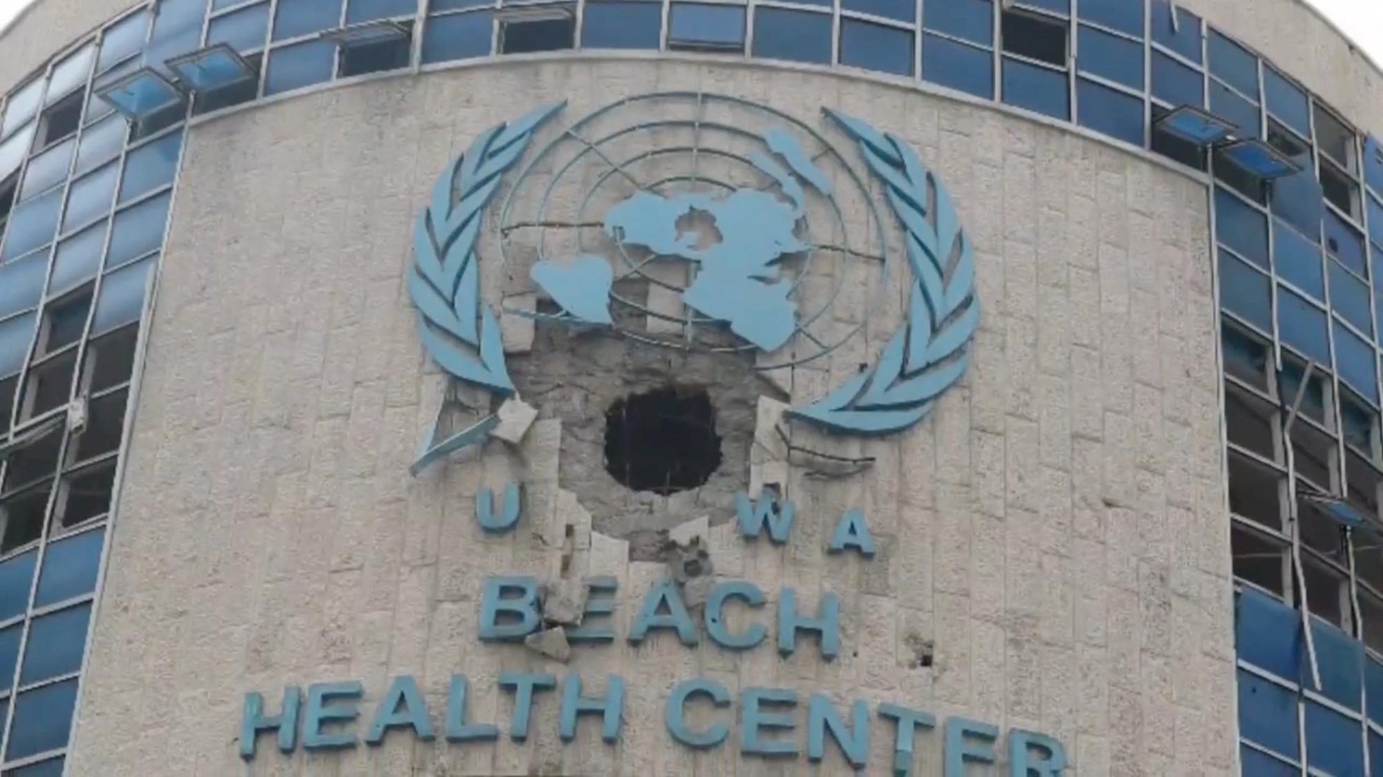 La façade endommagée du centre de Santé de l'UNRWA [Reuters - UNRWA]