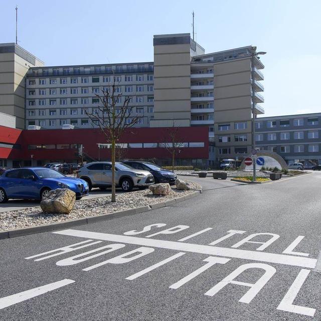 Des suppressions de postes sont prévues à l'Hôpital fribourgeois, confronté à un déficit important. [Keystone]