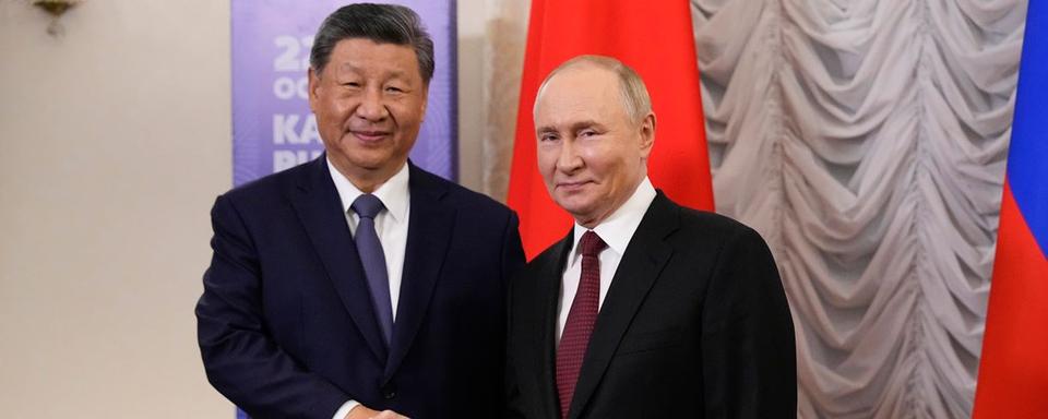 Xi Jinping et Vladimir Poutine lors du sommet des BRICS à Kazan, en Russie. [Keystone - EPA/ALEXANDER ZEMLIANICHENKO/AP POOL]