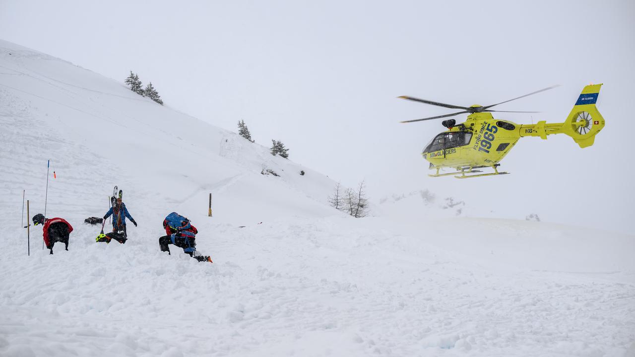 Photo prise lors d'un exercice de secours en cas d'avalanche réalisé à Verbier en janvier 2024. [Keystone - Jean-Christophe Bott]