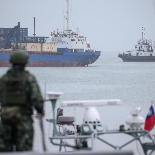 L'armée chinoise a lancé jeudi une vaste opération d'encerclement de Taiwan dans le but de "tester sa capacité" à "prendre le pouvoir" sur l'île. [AFP - I-Hwa CHENG]