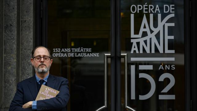 Claude Cortese, le nouveau directeur de l'Opéra de Lausanne, pose lors d'une conference de presse sur la saison 2024-2025 de l'institution vaudoise. [Keystone - Jean-Christophe Bott]