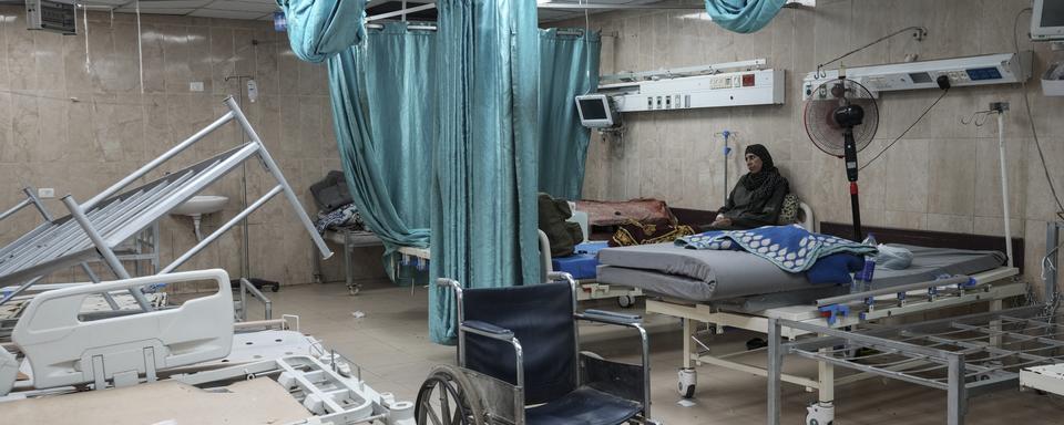 Une salle de l'hôpital Deir al Balah, dans la bande de Gaza, le 25 août 2024. [KEYSTONE - ABDEL KAREEM HANA]