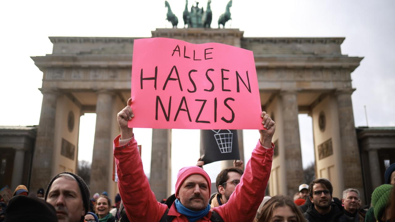 Des dizaines de milliers de manifestants se sont rassemblés contre l'extrême droite allemande. [Keystone - Clemens Bilan]