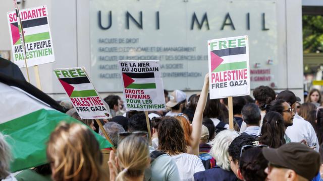 Des étudiants pro-palestiniens et des militants participent à un rassemblement de soutien devant l'entrée principale de Uni Mail, bâtiment de l'université de Genève (UNIGE), le 13 mai 2024 à Genève. [Keystone - Salvatore Di Nolfi]