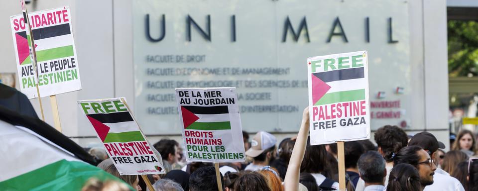 Des étudiants pro-palestiniens et des militants participent à un rassemblement de soutien devant l'entrée principale de Uni Mail, bâtiment de l'université de Genève (UNIGE), le 13 mai 2024 à Genève. [Keystone - Salvatore Di Nolfi]