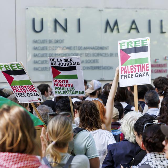 Des étudiants pro-palestiniens et des militants participent à un rassemblement de soutien devant l'entrée principale de Uni Mail, bâtiment de l'université de Genève (UNIGE), le 13 mai 2024 à Genève. [Keystone - Salvatore Di Nolfi]