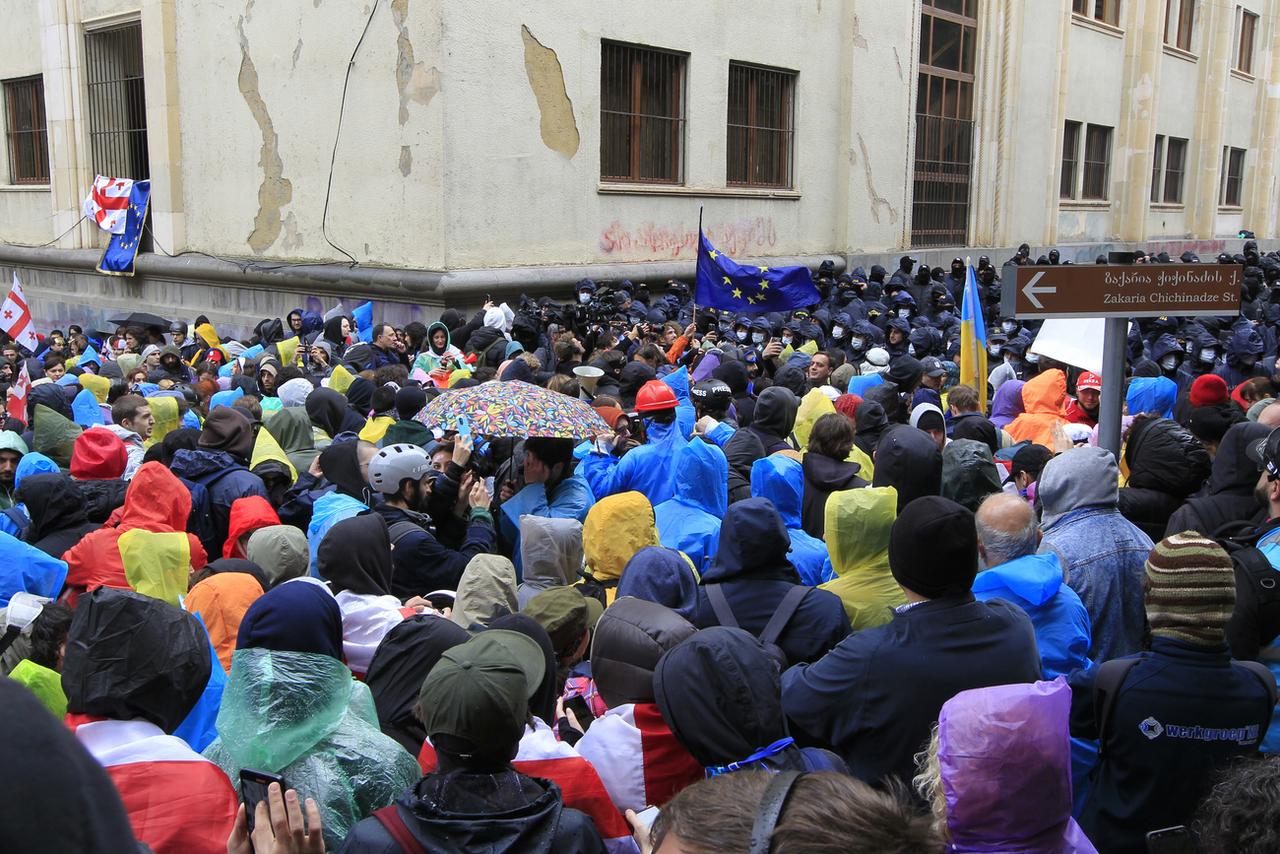 De nombreux manifestants se sont rassemblés vers le Parlement de la Géorgie pour protester contre la loi sur "l'influence étrangère". [KEYSTONE - SHAKH AIVAZOV]