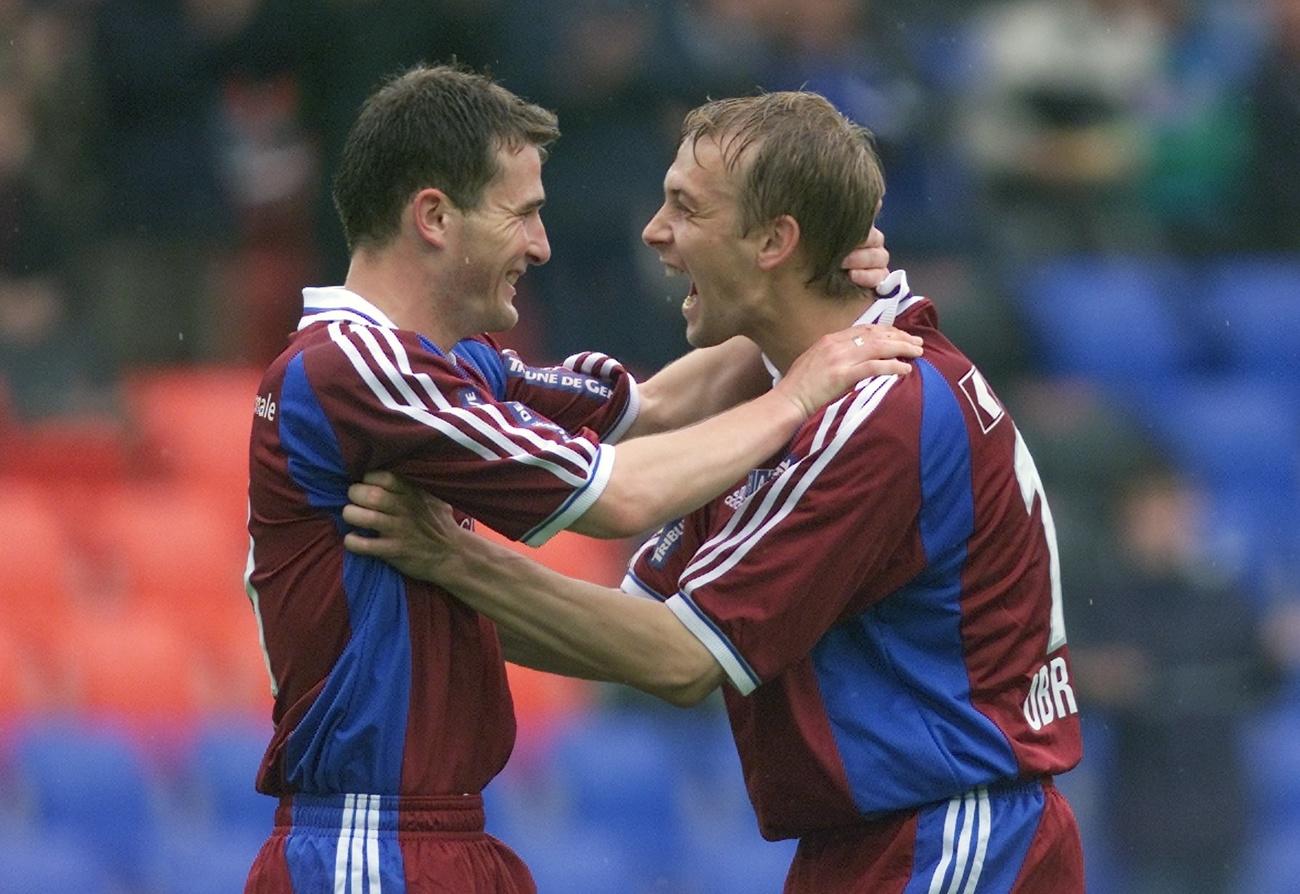 Alexander Frei et Goran Obradovic savourent la victoire face à Yverdon en finale, en 2001. [Keystone - Michele Limina]