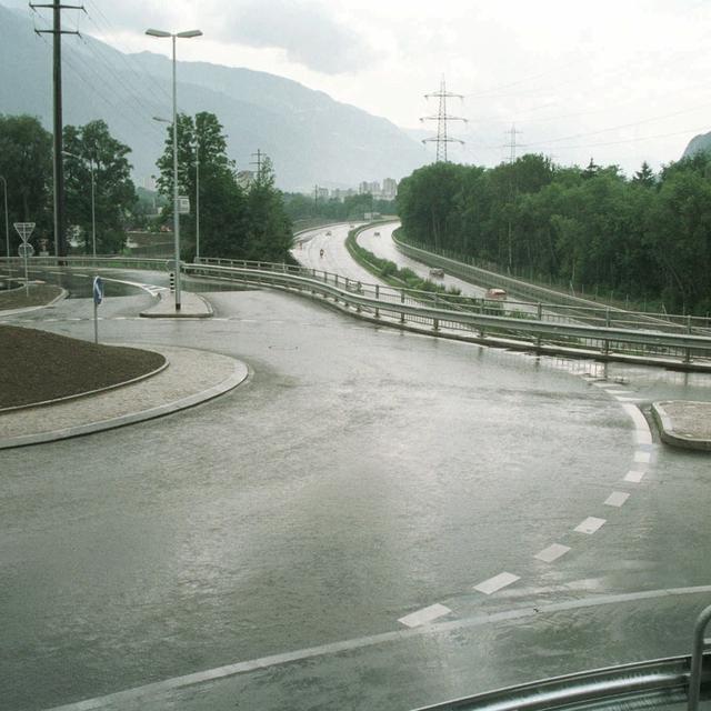 Une autoroute vide. [Keystone - ARNO BALZARINI]