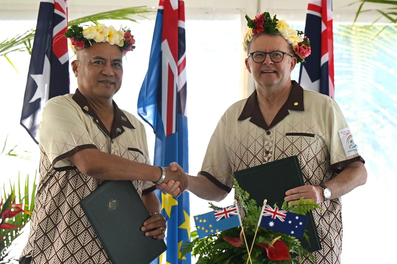 Le Premier ministre australien Anthony Albanese serre la main du Premier ministre de Tuvalu Feleti Teo après la signature d'un partenariat policier commun lors de la 53e réunion des dirigeants du Forum des îles du Pacifique à Nuku'alofa. [KEYSTONE - LUKAS COCH]