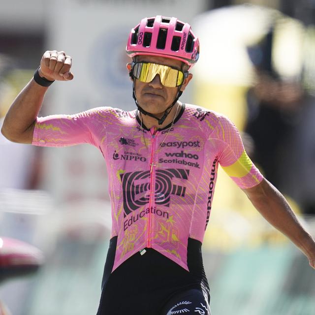 Le cycliste équatorien Richard Carapaz célébrant d'avoir remporté la 17e étape du Tour de France, Superdévoluy. [Keystone/AP Photo - Daniel Cole]