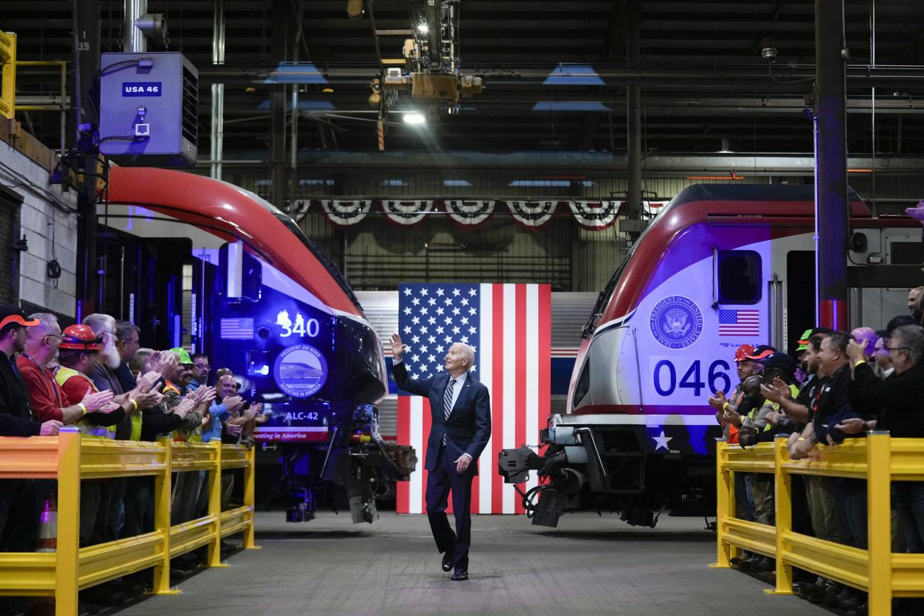 Le président Joe Biden avant de s'exprimer sur sa politique des infrastructures dans un atelier de maintenance de la compagnie ferroviaire Amtrak situé à Bear, dans le Delaware, le 6 novembre 2023. [KEYSTONE - ANDREW HARNIK]