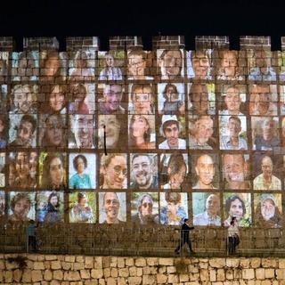 Des photographies des otages israéliens à Jérusalem. [Keystone/AP Photo]