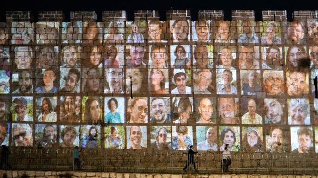 Des photographies des otages israéliens à Jérusalem. [Keystone/AP Photo]