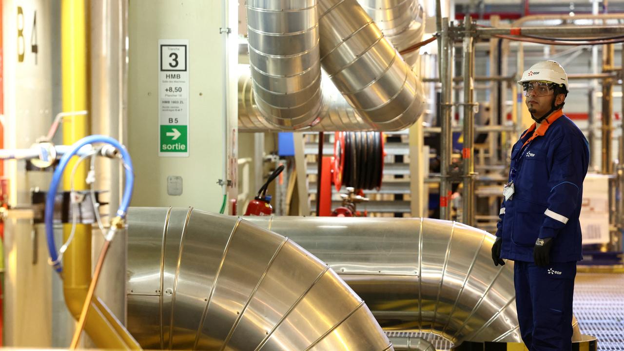 Un employé d'EDF dans la salle des machines du site du réacteur nucléaire européen à eau pressurisée (EPR) de troisième génération. Flamanville, France, 25 avril 2024. [Reuters - Stéphanie Lecocq]