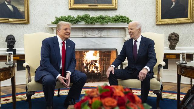 Donald Trump et Joe Biden dans le bureau Oval de la Maison Blanche, le 13 novembre 2024. [Keystone - Evan Vucci]