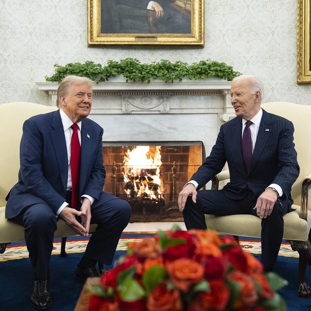 Donald Trump et Joe Biden dans le bureau Oval de la Maison Blanche, le 13 novembre 2024. [Keystone - Evan Vucci]