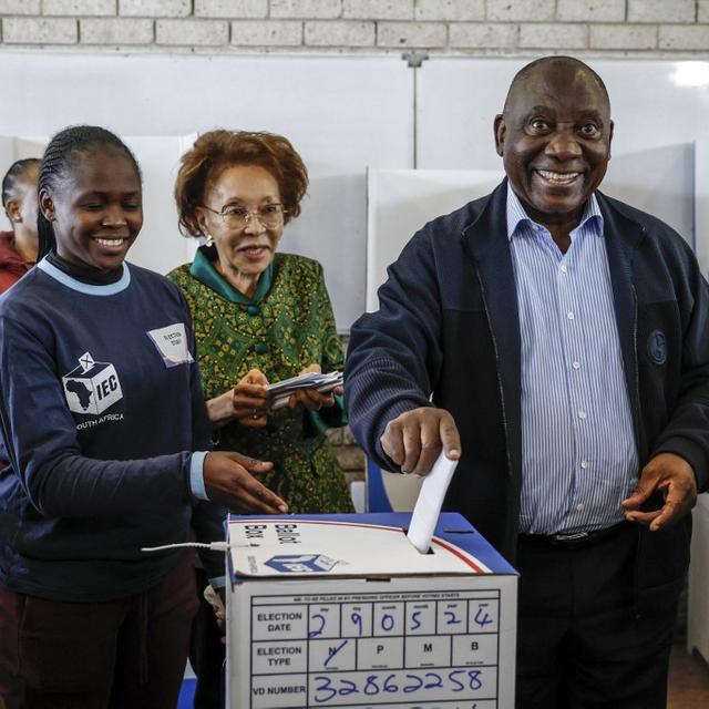 Le président Cyril Ramaphosa au moment de voter. [afp - Phill Magakoe]